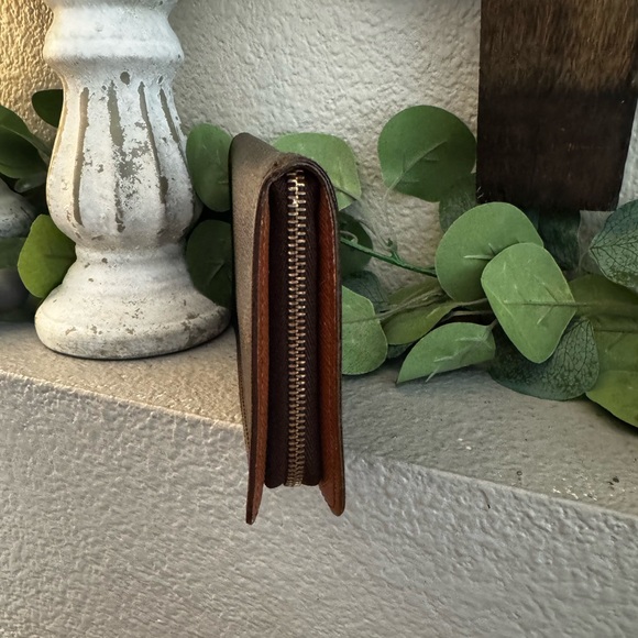 - Louis Vuitton Monogram Porte Monnaie
Zippy Long Wallet/Preloved 1998 - Picture 6 of 17